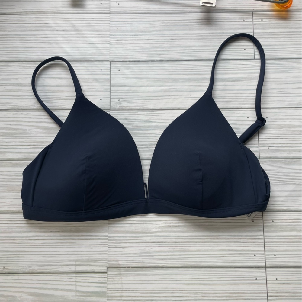Lululemon Waterside Swim Top *C Cup
True‎ Navy size 6